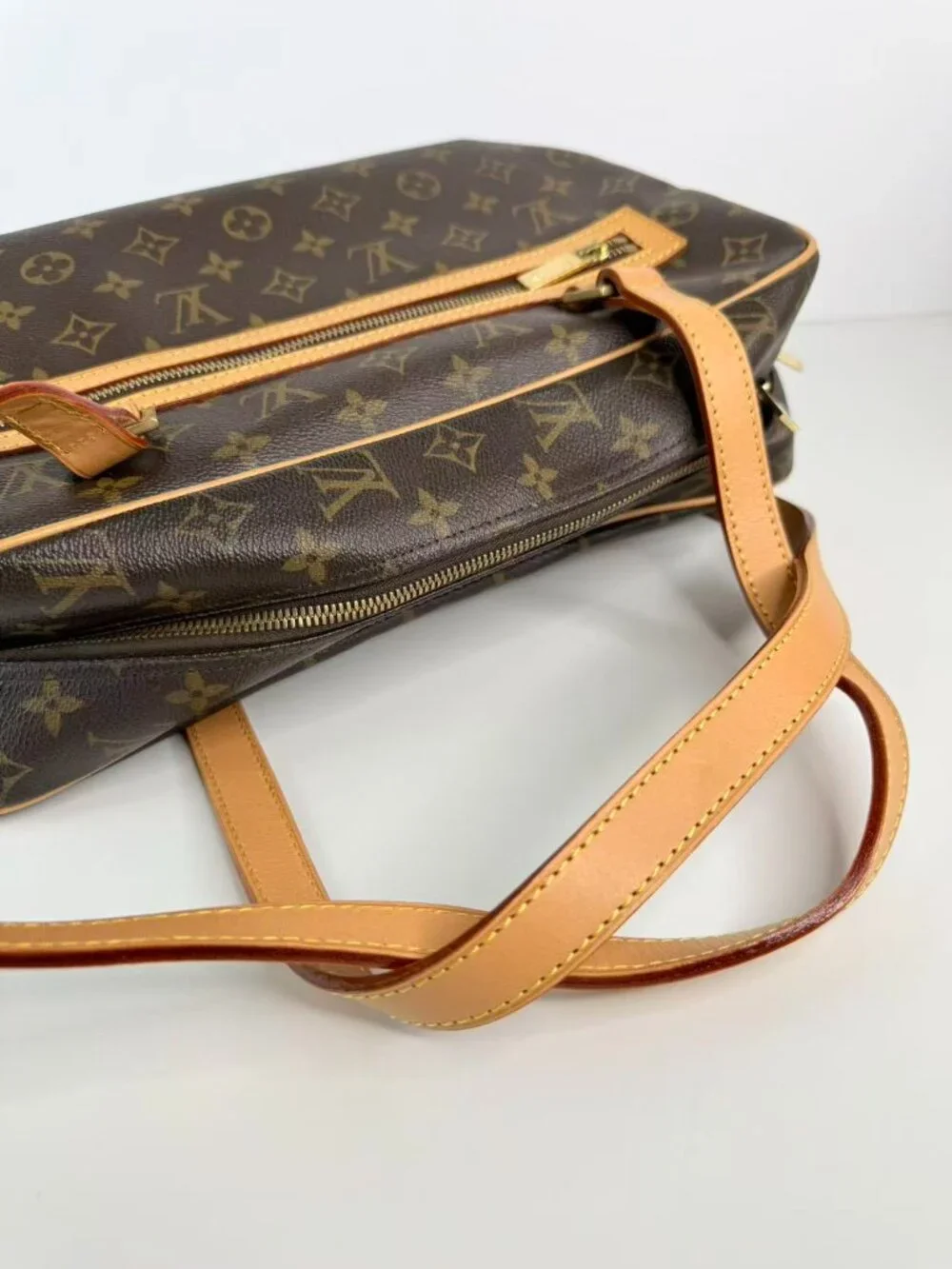 Louis Vuitton corner cracking